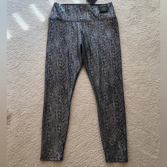 Simply Vera Vera Wang faux leather leggings in silver snake foil print - Picture 2 of 9